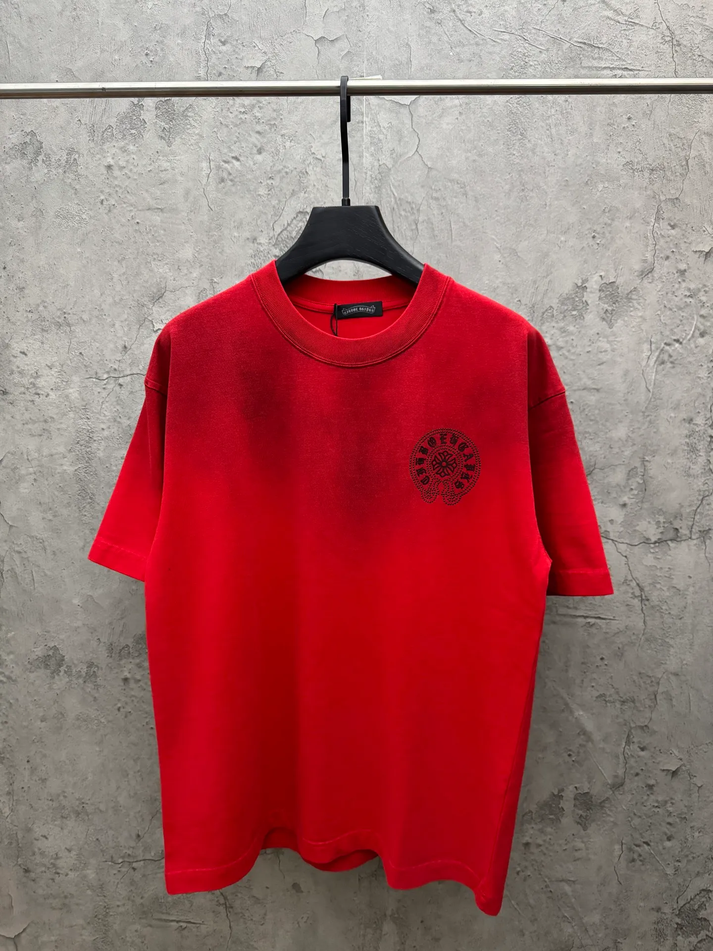 P210 top version, real shot without P, ​​different from market currency) 𝗖𝗵𝗿𝗼𝗺𝗲 𝗛𝗲𝗮𝗿𝘁𝘀/Croxin 2026 Spring New Original Single Counter American Washed Ding Lettering Film Embroidered Couple Short Sleeves 👑The highest version! Customized fabric 320 grams, washed and fried, spray horse slip craft, best-selling model at the counter, very comfortable to wear. Accessories: original molded and authenticated collar label ➕ 100% silk wash label. Genuine purchase-grade original hangtag➕matching hanging rope➕3D hanging beads➕original packaging bag. Craftsmanship: The original version has consistent wiring! The highest version of the armhole matching technique! Color: Red Black Size: M L XL 2XL Style No.: 2062